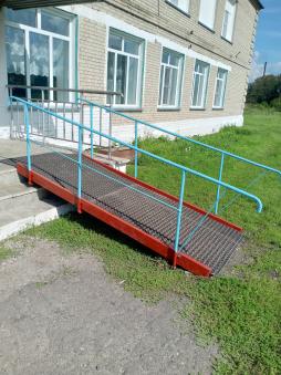 Стационарный пандус для доступа в здание школы инвалидов и лиц с ограниченными возможностями здоровья